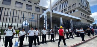 Foto de archivo, 13 de julio de 2023. Agentes de la Policía Nacional Civil (PNC) resguardan el edificio del Ministerio Público.