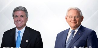 El congresista republicano Michael McCaul y el senador demócrata Bob Menendez, ambos líderes de las Cámaras Alta y Baja de Estados Unidos.