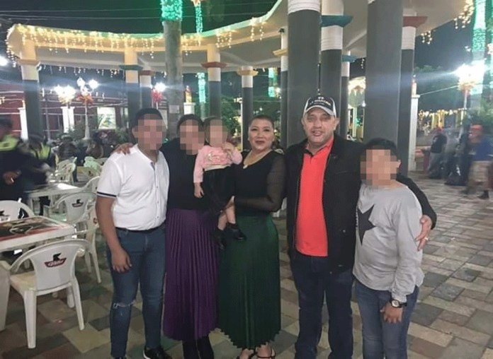 En la foto el exalcalde Esvin Marroquín Tupas y Maryflor Morales de Marroquín, identificada como su esposa por la comuna. 