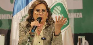 En conferencia de prensa la candidata a la presidencia del partido UNE, Sandra Torres