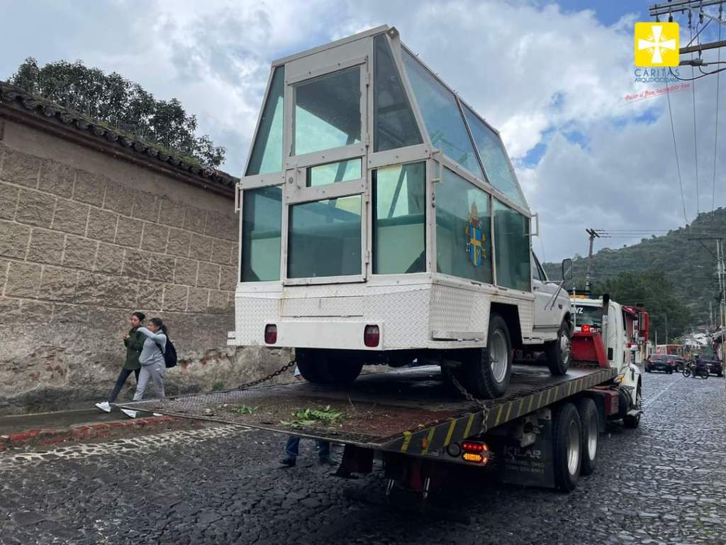 La exposición a público en general del Papa móvil que transportó a San Juan Pablo II en su visita a Guatemala. 