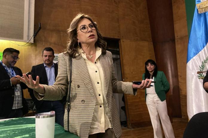 En conferencia de prensa la candidata a la presidencia del partido UNE, Sandra Torres