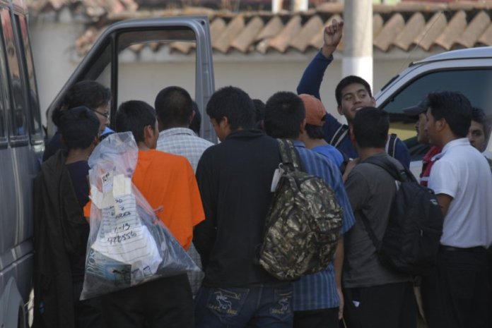 Varios migrantes guatemaltecos deportados desde diferentes partes de Estados Unidos, esperan su turno para subir a un bus el 22 de diciembre de 2011, para viajar a su ciudad natal en diferentes departamentos de Guatemala.