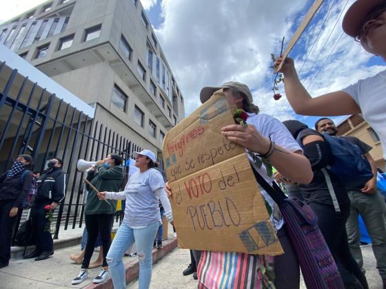Un grupo de personas asistieron a manifestar en las afueras del edificio del MP. Fotos: José Orozco