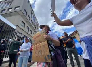 Un grupo de personas asistieron a manifestar en las afueras del edificio del MP. Fotos: José Orozco