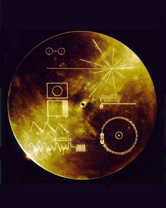 Esta imagen de archivo de la NASA de 1977 obtenida el 29 de agosto de 2002 muestra una cubierta de aluminio dorado que fue diseñada para proteger las Voyager 1 y 2 "Sonidos de la Tierra".