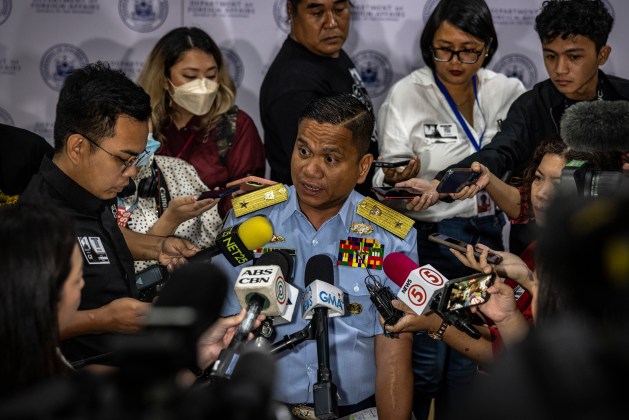 El comodoro Jay Tarriela, portavoz de la Guardia Costera de Filipinas para el Mar de Filipinas Occidental, habla en la conferencia de prensa en respuesta a la reciente agresión de la Guardia Costera de China contra embarcaciones filipinas en el Mar de China Meridional.