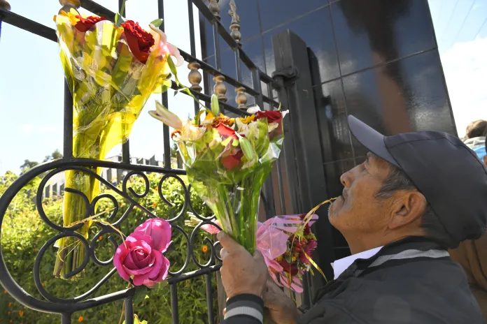 Cientos de simpatizantes del candidato presidencial ecuatoriano Fernando Villavicencio, asesinado a tiros el miércoles. Foto La Hora/AFP