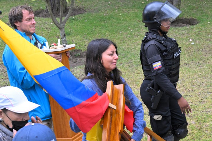 Cientos de simpatizantes del candidato presidencial ecuatoriano Fernando Villavicencio, asesinado a tiros el miércoles. Foto La Hora/AFP