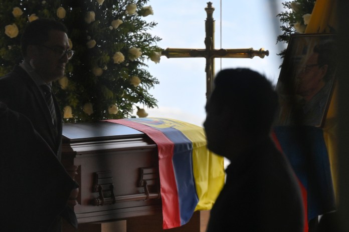 Cientos de simpatizantes del candidato presidencial ecuatoriano Fernando Villavicencio, asesinado a tiros el miércoles. Foto La Hora/AFP