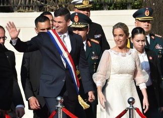 El nuevo presidente de Paraguay, Santiago Peña (izquierda), y su esposa, la primera dama, Leticia Ocampos, asisten a un desfile militar y policial en honor a los presidentes presentes en su toma de posesión.