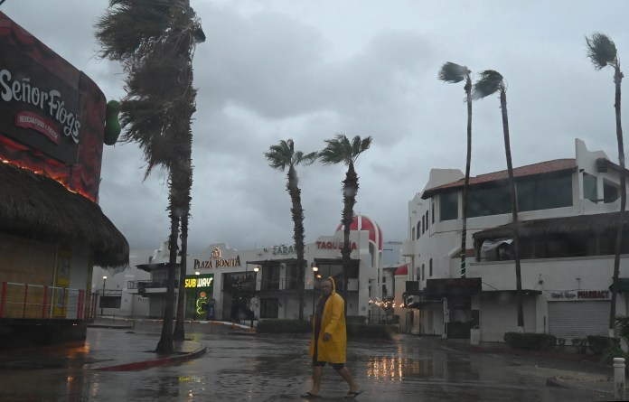 Hilary se degradó este sábado a categoría 3 en su camino hacia la península de Baja California