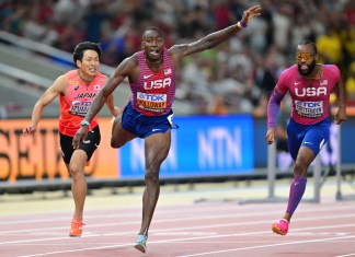 El estadounidense Grant Holloway (C) compite en la final masculina de 110 m con vallas durante el Campeonato Mundial de Atletismo en el Centro Nacional de Atletismo.