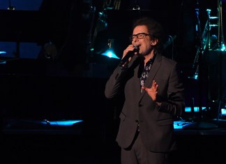 El músico argentino Andrés Calamaro se presenta en el escenario durante la gala de Persona del Año de la Academia Latina