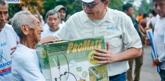 Julio Armando Paz Espinoza haciendo entrega de la bomba fumigadora de la marca Promate, misma que habría adquirido el Mides durante campaña electoral.