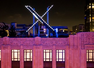 Trabajadores instalan una "X" luminosa en el techo de la empresa, antes llamada Twitter, en el centro de San Francisco.