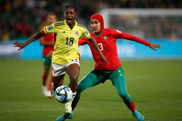 La delantera colombiana Linda Caicedo (izquierda) pugna el balón con la marroquí Nouhaila Benzina durante el partido del Grupo H del Mundial femenino, el jueves 3 de agosto de 2023, en Perth, Australia.
