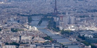 Toma aérea del Río Sena en París, con la Torre Eiffel al centro, captada el 11 de julio de 2023.