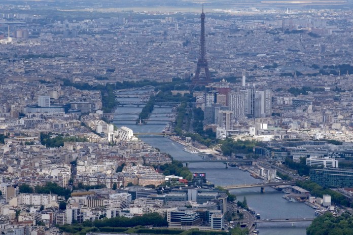 Toma aérea del Río Sena en París, con la Torre Eiffel al centro, captada el 11 de julio de 2023.