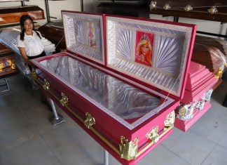 Ataúdes de color rosa con imágenes de la muñeca Barbie expuestos en una funeraria en Ahuachapán, El Salvador, el viernes 4 de agosto de 2023. Según el propietario del negocio, la idea ha sido un éxito y entendida como una forma alegre para despedir a un ser querido.