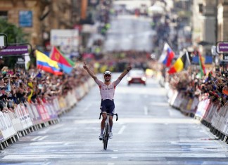 El neerlandés Mathieu van der Poel tras ganar la carrera de ruta del Mundial de ciclismo, el domingo 6 de agosto de 2023, en Glasgow, Escocia.