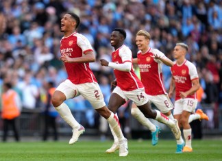 Los jugadores de Arsenal celebran tras ganar el Community Shield del fútbol inglés al vencer por penales al Manchester City.