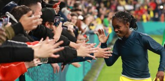 La colombiana Linda Caicedo celebra la victoria 1-0 ante Jamaica para avanzar a los cuartos de final del Mundial femenino, el martes 8 de agosto de 2023, en Melbourne, Australia.