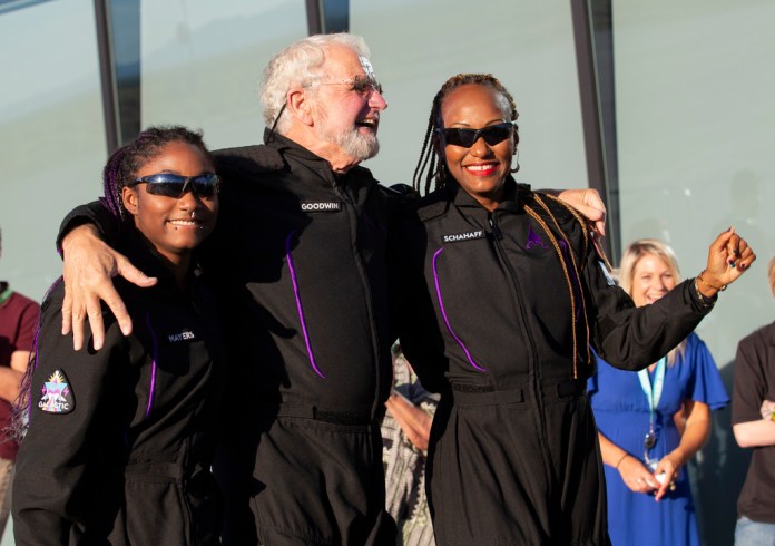 Turistas espaciales, Anastatia Mayers, Jon Goodwin y Keisha Schahaff posan para fotografías antes de abordar su vuelo de Virgin Galactic en Spaceport America, cerca de Truth or Consequences. 