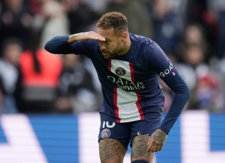 Neymar del Paris Saint-Germain tras anotar un gol ante Lille en la liga francesa, el 19 de febrero de 2023.