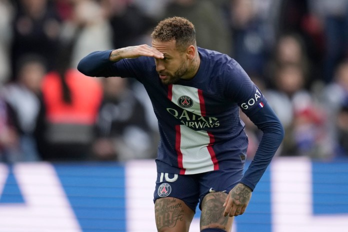 Neymar del Paris Saint-Germain tras anotar un gol ante Lille en la liga francesa, el 19 de febrero de 2023.