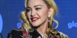 Madonna en la 30a entrega anual de los Premios GLAAD Media en Nueva York el 4 de mayo de 2019. Madonna reprogramó las fechas de su gira Celebration en América del Norte luego de una "infección bacteriana grave".
