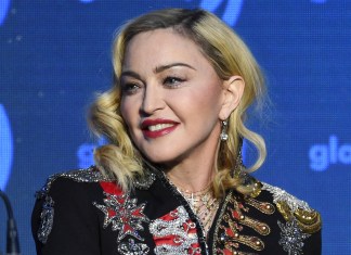 Madonna en la 30a entrega anual de los Premios GLAAD Media en Nueva York el 4 de mayo de 2019. Madonna reprogramó las fechas de su gira Celebration en América del Norte luego de una "infección bacteriana grave".