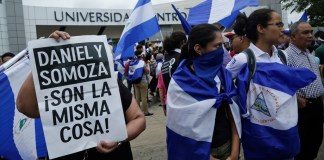 Manifestantes protestan fuera de la jesuita Universidad Centroamericana de Nicaragua. Foto La Hora/AP