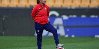 Twila Kilgore, auxiliar técnica de la selección femenina de Estados Unidos previo a la semifinal del campeonato de la CONCACAF contra Costa Rica, en Monterrey, México, el jueves 14 de julio de 2022. Kilgore será la entrenadora interina de la selección de Estados Unidos.