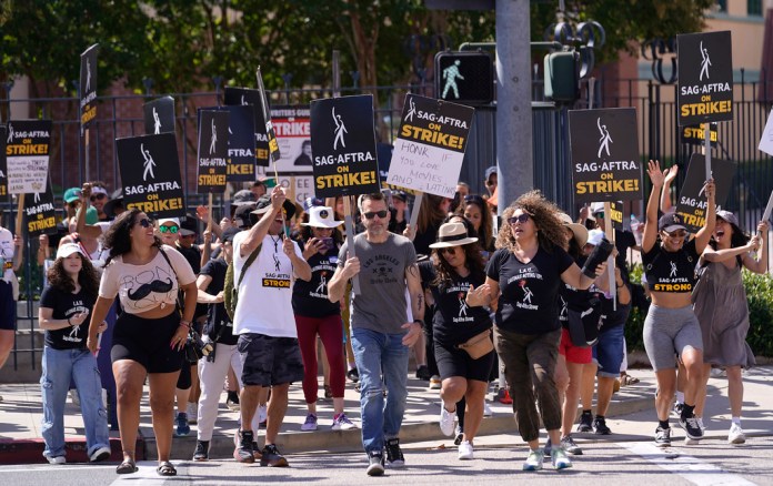 Trabajadores protestan fuera de los estudios Disney el 28 de julio de 2023, en Burbank, California.