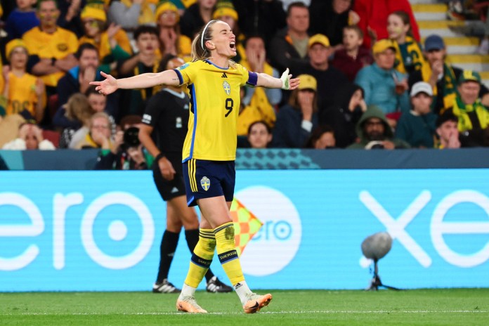 La futbolista sueca Kosovare Asllani celebra tras anotar el segundo gol de su equipo durante el partido por el tercer puesto del Mundial femenino contra Australia