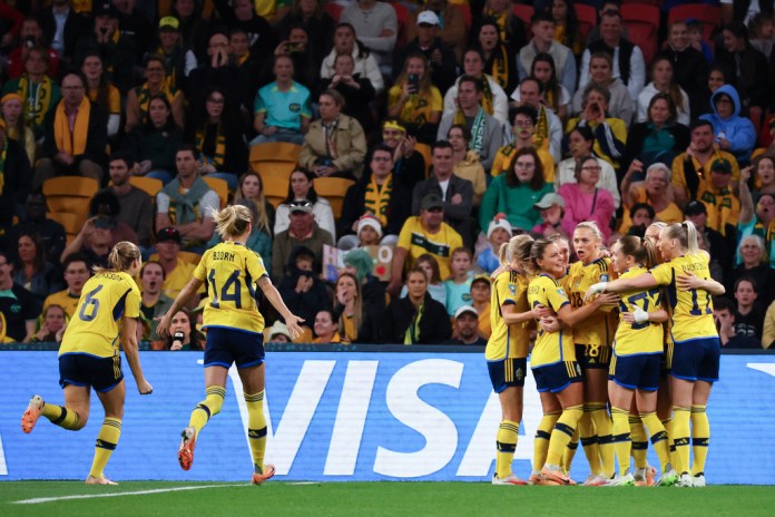 Suecia celebra su primer gol en el partido por el tercer puesto del Mundial femenino, contra Australia, en Brisbane, Australia, el 19 de agosto de 2023. (AP Foto/Tertius Pickard)