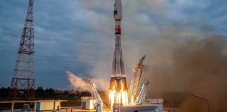 En una imagen tomada de un video difundido por la agencia espacial Roscosmos, el cohete Soyuz-2.1b con la sonda lunar Luna-25 despega en el Cosmódromo Vostochny, en el Lejano Oriente ruso. Foto La Hora/AP