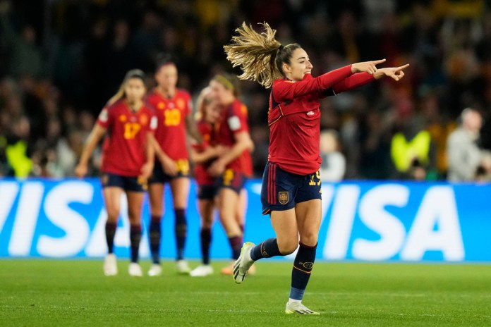 La española Olga Carmona celebra un gol en la final del Mundial femenino de fútbol entre España e Inglaterra en el Estadio Australia en Sydney, Australia, el domingo 20 de agosto de 2023.