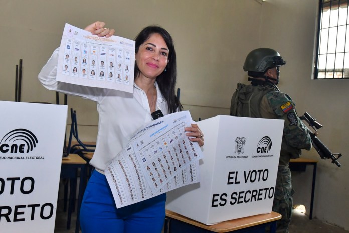 La candidata presidencial Luisa González, del Movimiento Político Revolución Ciudadana, vota durante las elecciones presidenciales 