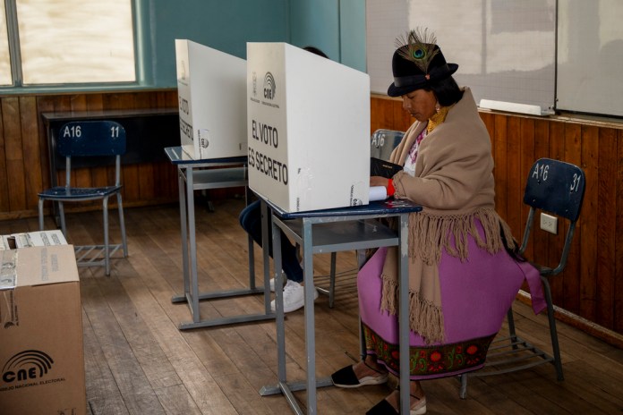 Una votante elige a su candidato en las elecciones presidenciales anticipadas en Quito, Ecuador. Foto La Hora/AP