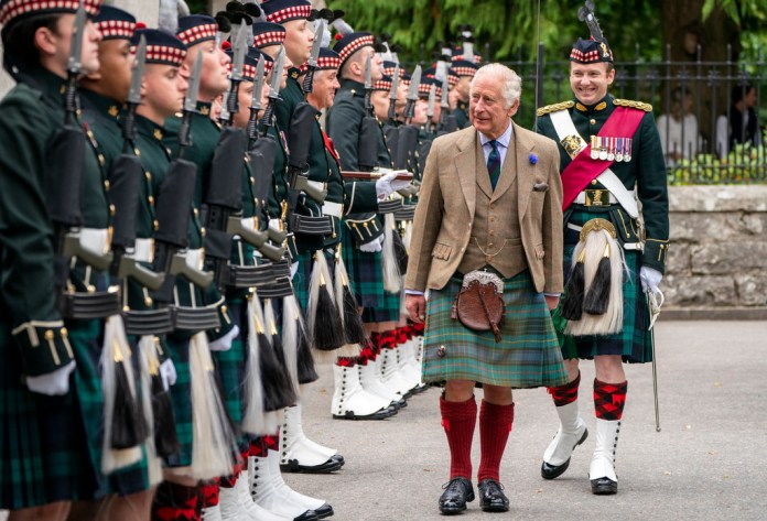 El rey Carlos III de Gran Bretaña inspecciona la Compañía Balaklava, 5.º Batallón, Regimiento Real de Escocia.