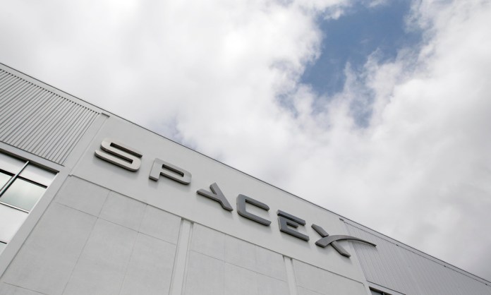 Fotografía del exterior de la sede de SpaceX en Hawthorne, California