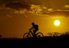 Un ciclista cruza lo alto de una colina durante la puesta del sol en San Antonio, Texas, pese a la advertencia de ola de calor. Foto La Hora: AP
