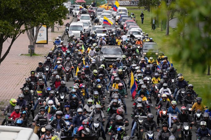 Motociclistas y conductores de automóviles forman una caravana para protestar por el aumento del precio de la gasolina en Bogotá, Colombia