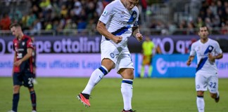Lautaro Martínez (centro) celebra tras marcar el segundo gol del Inter de Milán ante Cagliari.