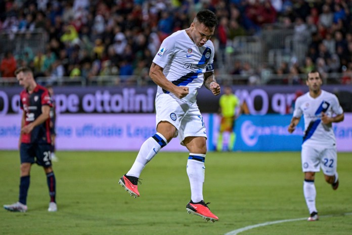 Lautaro Martínez (centro) celebra tras marcar el segundo gol del Inter de Milán ante Cagliari.