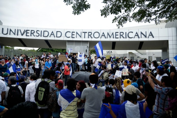 Manifestantes en una protesta fuera de la jesuita Universidad Centroamericana. Foto La Hora/AP