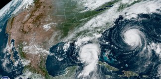 Esta imagen satelital del martes 29 de agosto de 2023 proporcionada por la Oficina Nacional de Administración Oceánica y Atmosférica de Estados Unidos muestra el huracán Idalia (centro), acercándose a la costa de Florida en el Golfo de México, y al huracán Franklin (derecha), mientras avanza junto a la costa este de Estados Unidos, al suroeste de Bermuda. Foto La Hora/AP