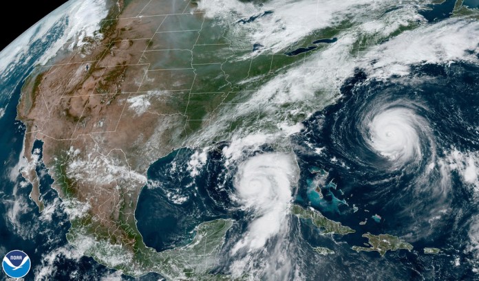 Esta imagen satelital del martes 29 de agosto de 2023 proporcionada por la Oficina Nacional de Administración Oceánica y Atmosférica de Estados Unidos muestra el huracán Idalia (centro), acercándose a la costa de Florida en el Golfo de México, y al huracán Franklin (derecha), mientras avanza junto a la costa este de Estados Unidos, al suroeste de Bermuda. Foto La Hora/AP